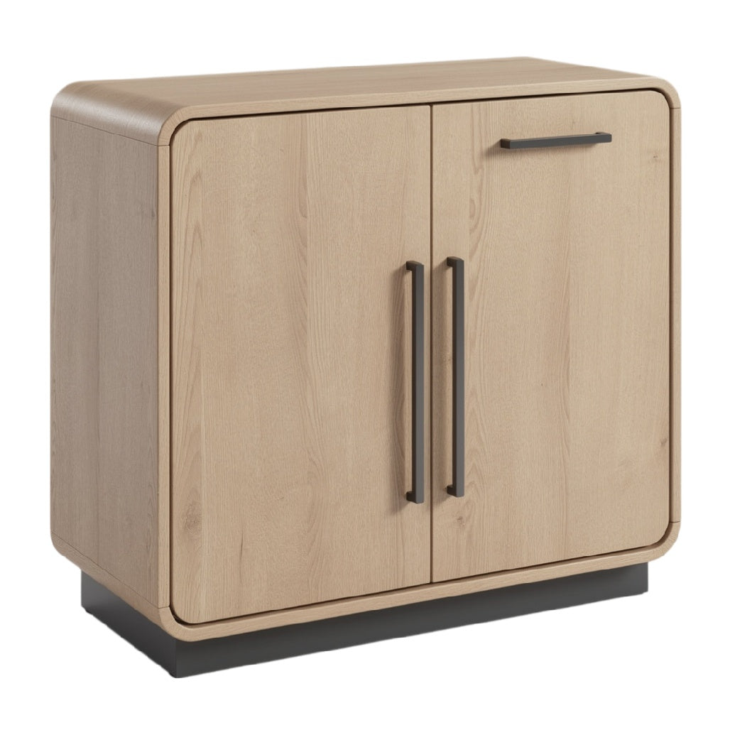 **Meuble de rangement en bois clair avec portes et poignées métalliques**
